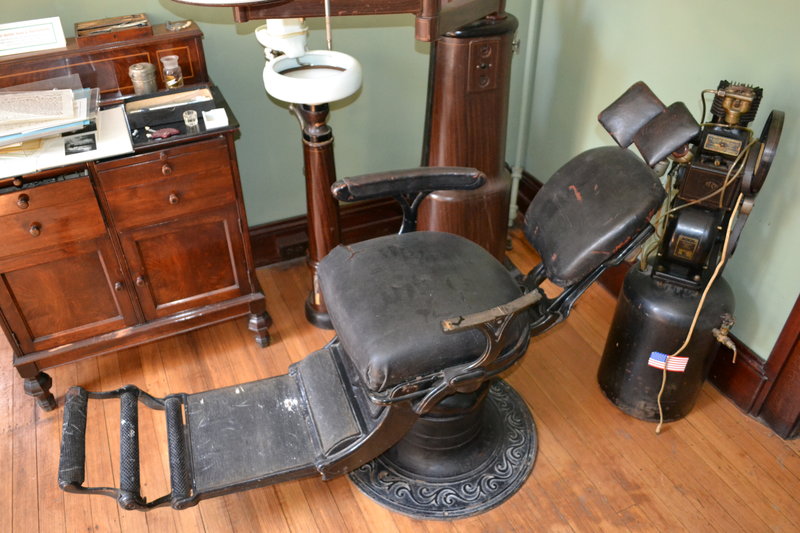 نگاهی به تاریخچه صندلی دندانپزشکی؛ از شکنجه‌گاه تا یونیت‌های امروزی