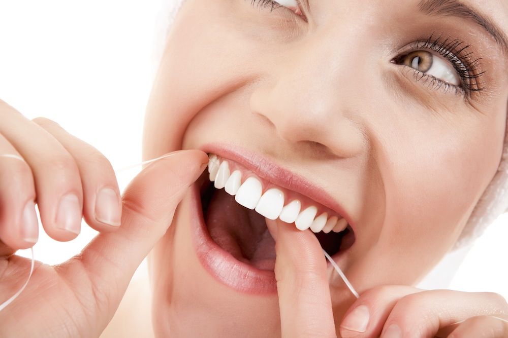 آیا توصیه به نخ دندان‌ کشیدن فقط یک ترفند تجاری است؟