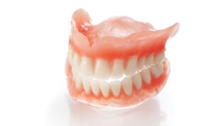 چطور سلامت دندان‌های مصنوعی را حفظ کنیم؟