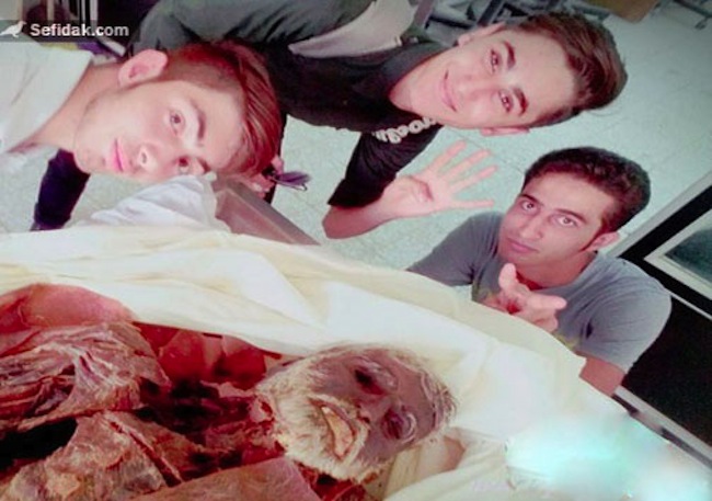 جنجال عکس‌های سلفی دانشجویان پزشکی با اجساد