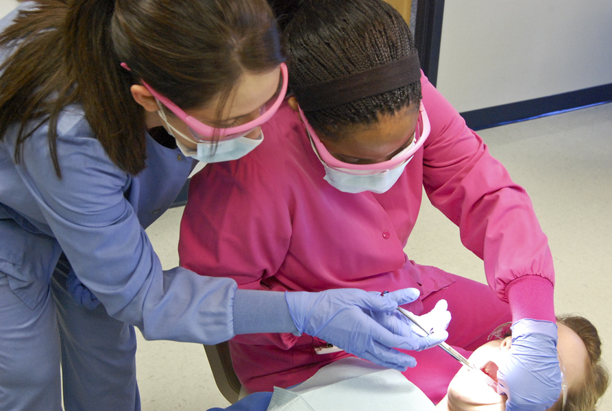چرا تزریق بی‌حسی توسط دانشجویان کم‌آسیب‌تر از دندانپزشکان است؟