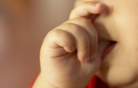 مکیدن انگشت در کودکان؛ علت‌ها و راهکارها