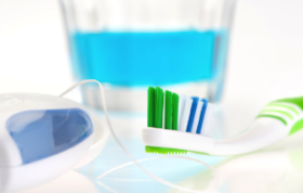 اول مسواک بزنیم یا نخ دندان بکشیم؟ دندانپزشکان کدام روش را توصیه می‌کنند؟