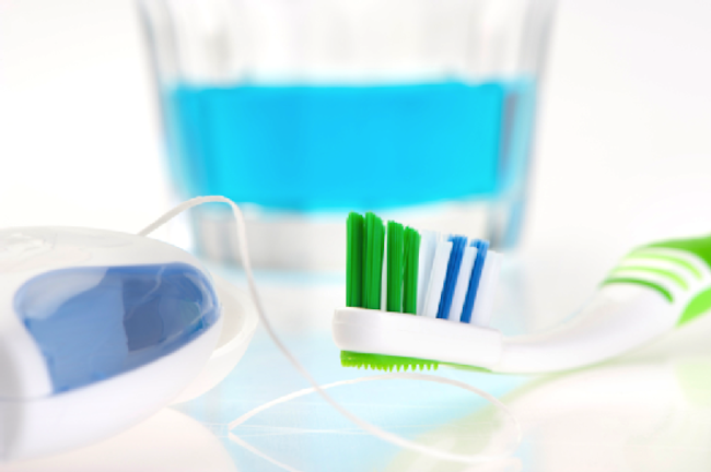 اول مسواک بزنیم یا نخ دندان بکشیم؟ دندانپزشکان کدام روش را توصیه می‌کنند؟