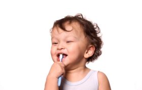 پاسخ به سوال شایع والدین: آیا دندان‌‌های شیری هم ریشه دارند؟