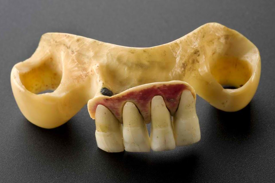 تاریخچه ساخت دست‌دندان: دندان‌ واترلو